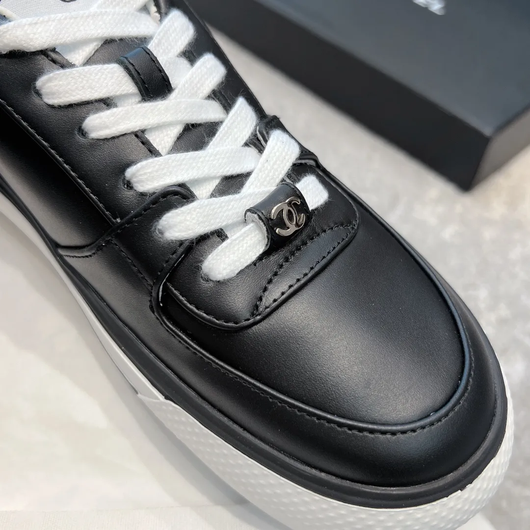 👟👟Ex-factory price 520👟👟 Chanel 23b new panda shoes C's new casual white shoes sneakers There is a reason why these shoes are so popular 🔥 They are so comfortable. They are a shoe that coexists with comfort, beauty and versatility. You can easily walk ten thousand or twenty thousand steps without any pressure. The original development last shape is delicate and stylish, and you are not afraid of wide feet. It will not make your feet fat, and it looks good and comfortable on your feet! It feels very light on the feet! Comfortable and breathable! Super whitening‼ ️It’s really a perfect match. Upper: first-layer cowhide/➕sheepskin lining. Exclusive 1:1 original customization [different from market currency‼ ️】The foot pads are made of imported mixed sheepskin, which is breathable and comfortable! ✔ T👟👟Ex-factory price U outsole exclusive original development private model! Differentiating the market rubber outsole‼ ️✔ Size: 35-39 (40 orders cannot be returned or exchanged)